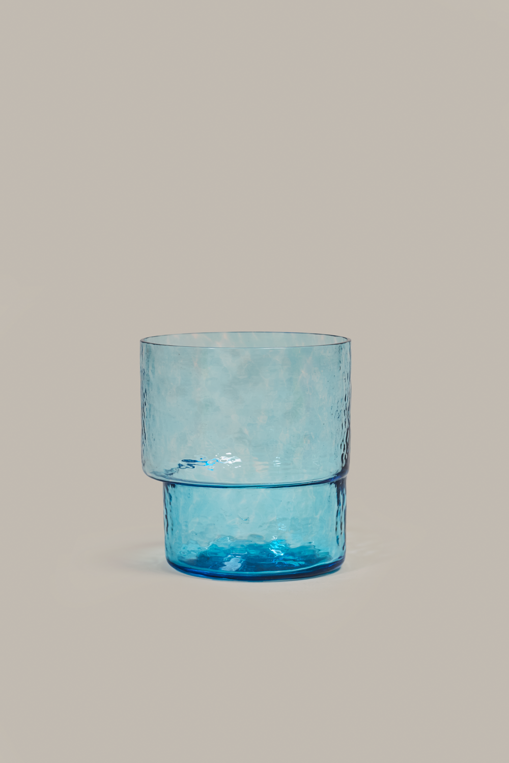 Handcrafted aqua blue Pool tumbler by Cornelius Réer featuring a stepped profile and ripple texture