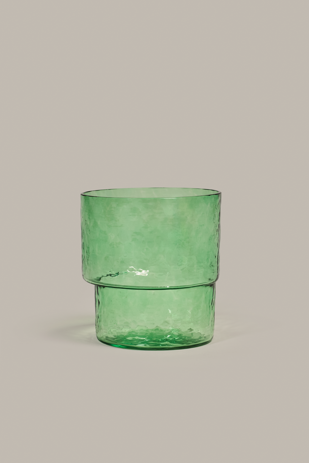 Mouth-blown emerald green Pool glass tumbler by Cornelius Réer with wind-rippled surface detail